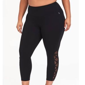 Torrid NWT High Rise Strappy Crop Leggings